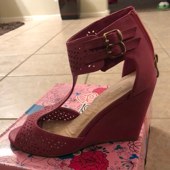 Sandals - Picture 2 of 3